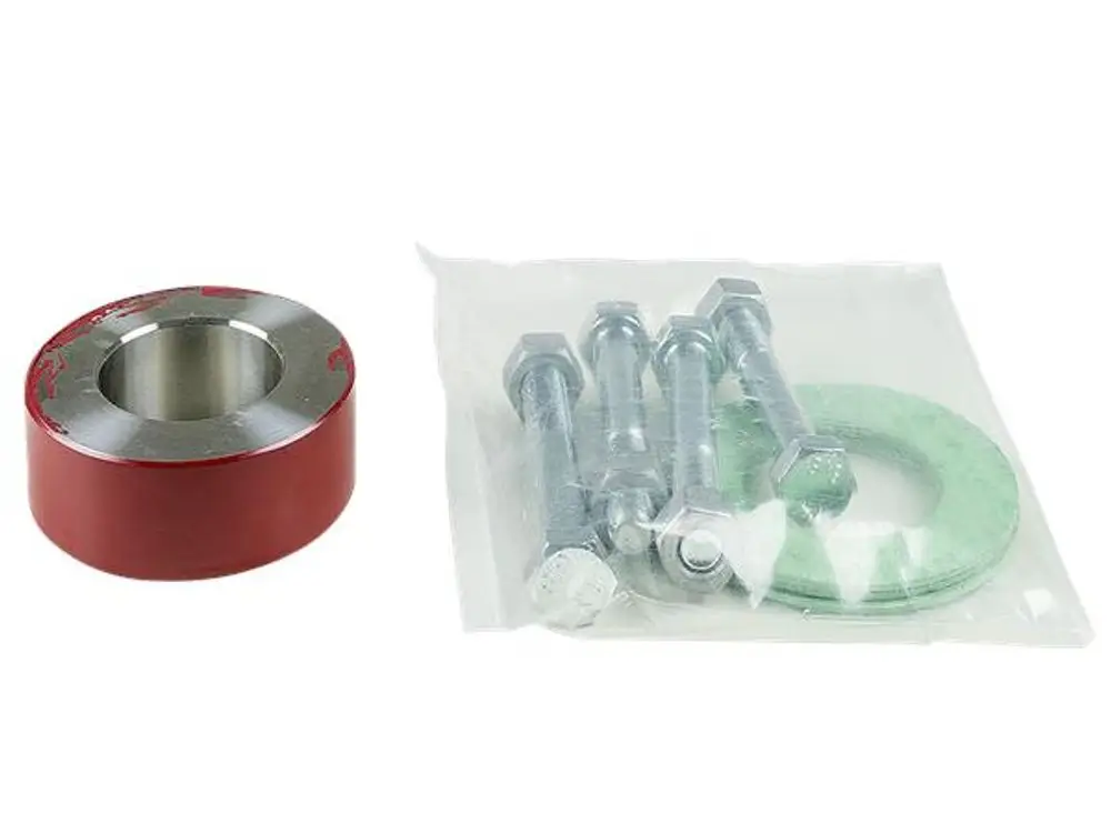 Roter Adapter mit metallischen Einsätzen daneben eine Tüte mit Bolzen, Unterlegscheiben und Dichtungen, hergestellt von Grundfos.